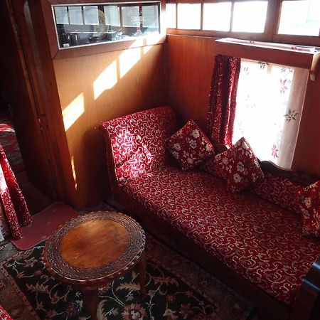 Houseboat Moon Of Kashmir Hotel Srīnagar Værelse billede