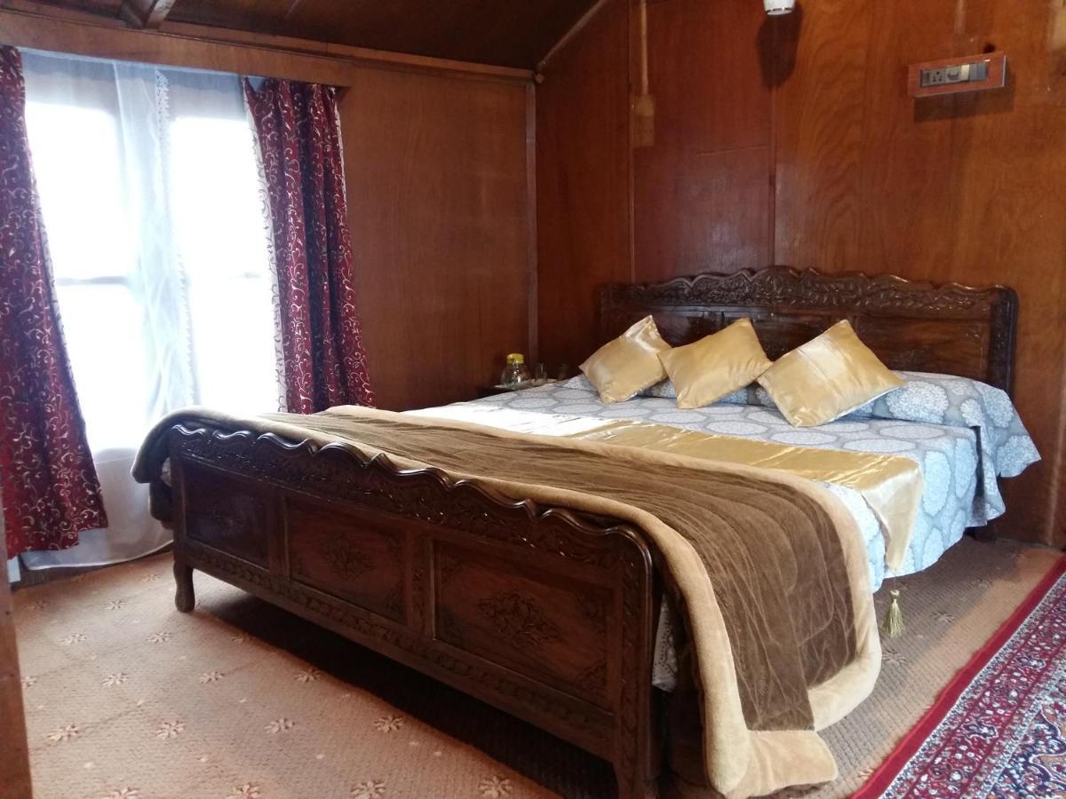 Houseboat Moon Of Kashmir Hotel Srīnagar Eksteriør billede
