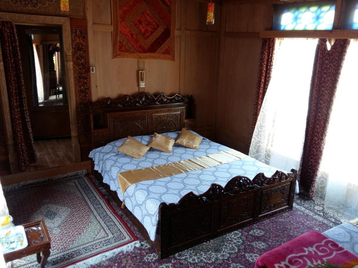 Houseboat Moon Of Kashmir Hotel Srīnagar Eksteriør billede