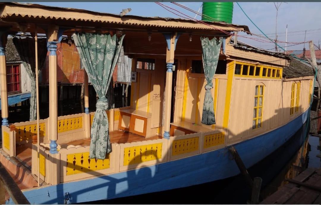 Houseboat Moon Of Kashmir Hotel Srīnagar Eksteriør billede