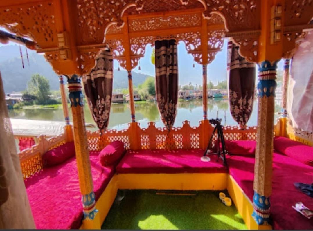 Houseboat Moon Of Kashmir Hotel Srīnagar Eksteriør billede