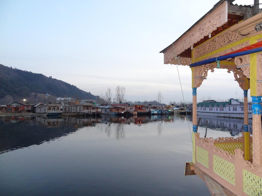 Houseboat Moon Of Kashmir Hotel Srīnagar Eksteriør billede