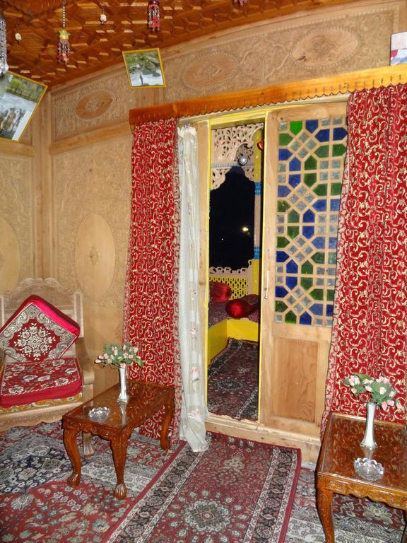 Houseboat Moon Of Kashmir Hotel Srīnagar Eksteriør billede
