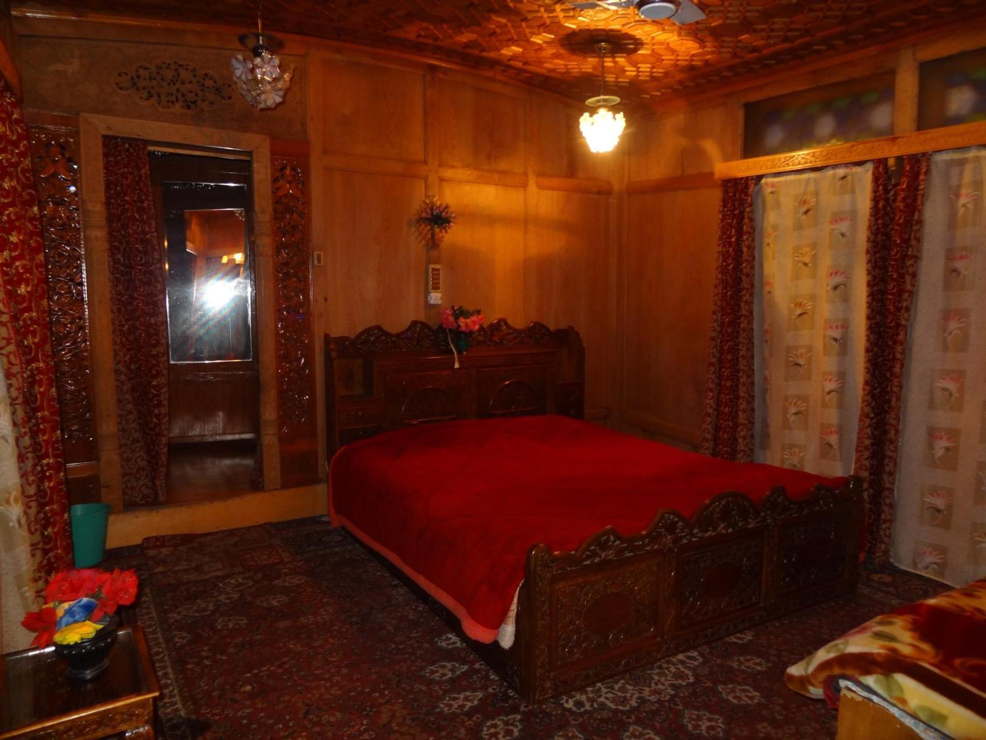Houseboat Moon Of Kashmir Hotel Srīnagar Værelse billede