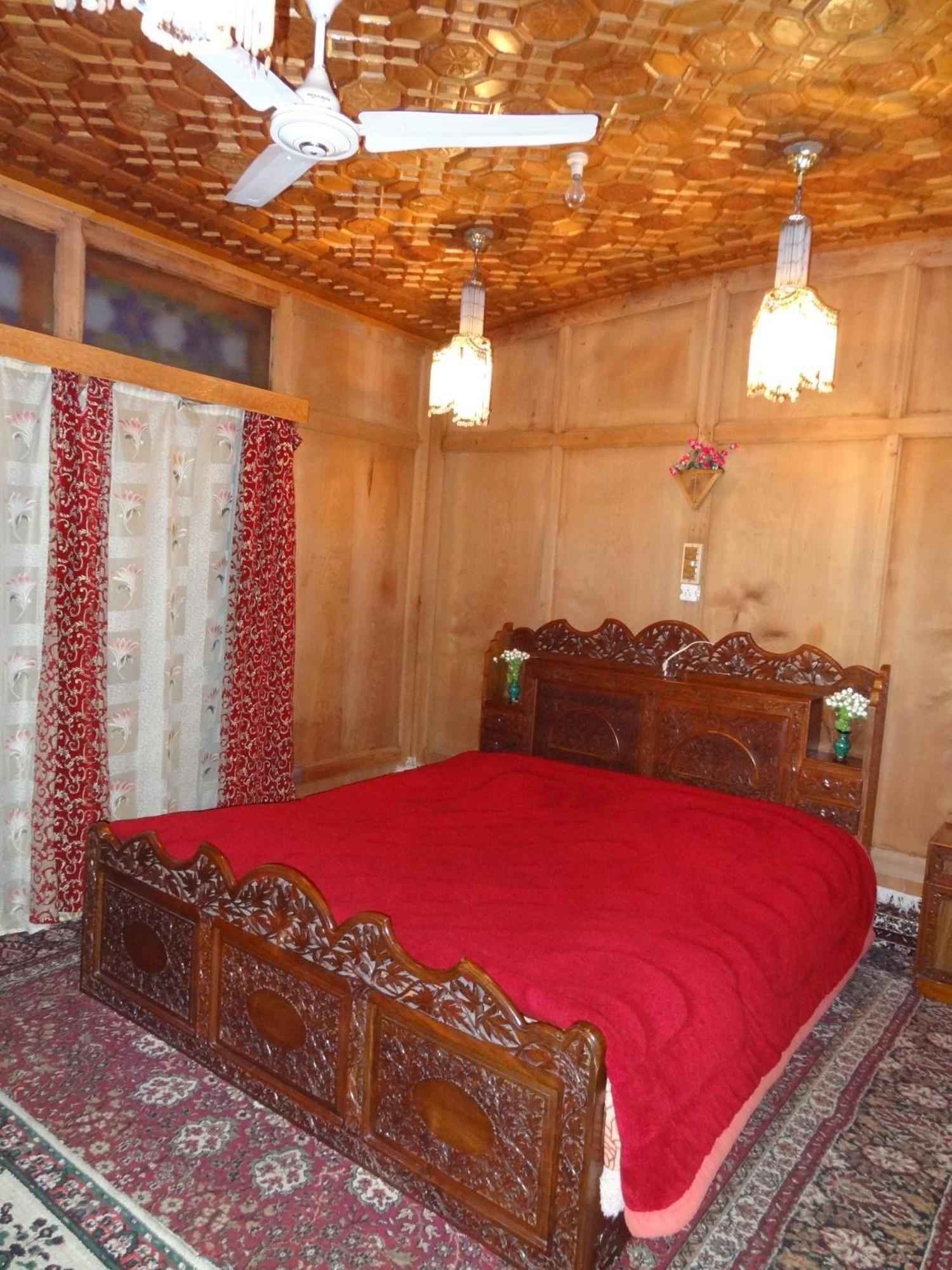Houseboat Moon Of Kashmir Hotel Srīnagar Værelse billede