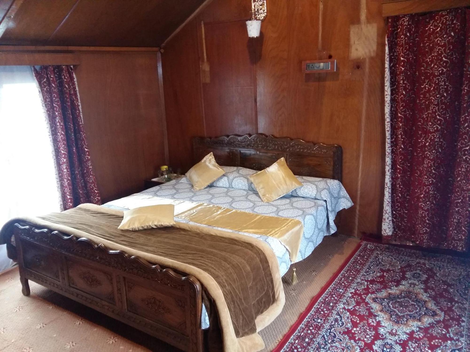Houseboat Moon Of Kashmir Hotel Srīnagar Værelse billede