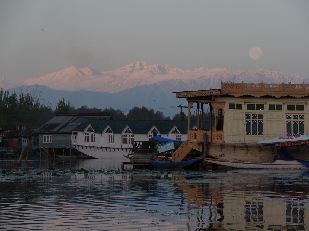 Houseboat Moon Of Kashmir Hotel Srīnagar Eksteriør billede