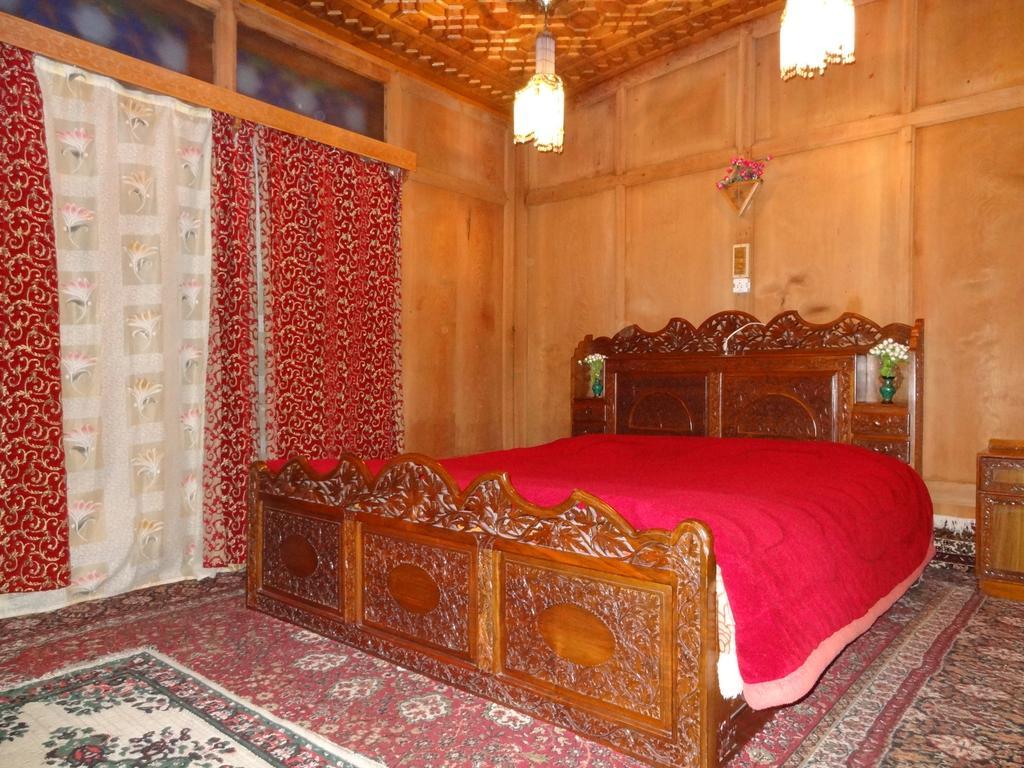 Houseboat Moon Of Kashmir Hotel Srīnagar Værelse billede