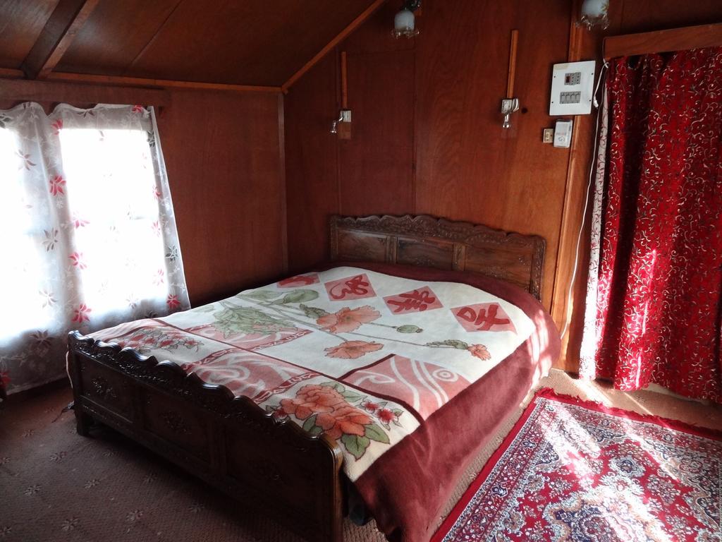 Houseboat Moon Of Kashmir Hotel Srīnagar Værelse billede