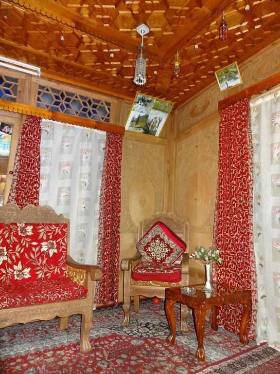 Houseboat Moon Of Kashmir Hotel Srīnagar Værelse billede