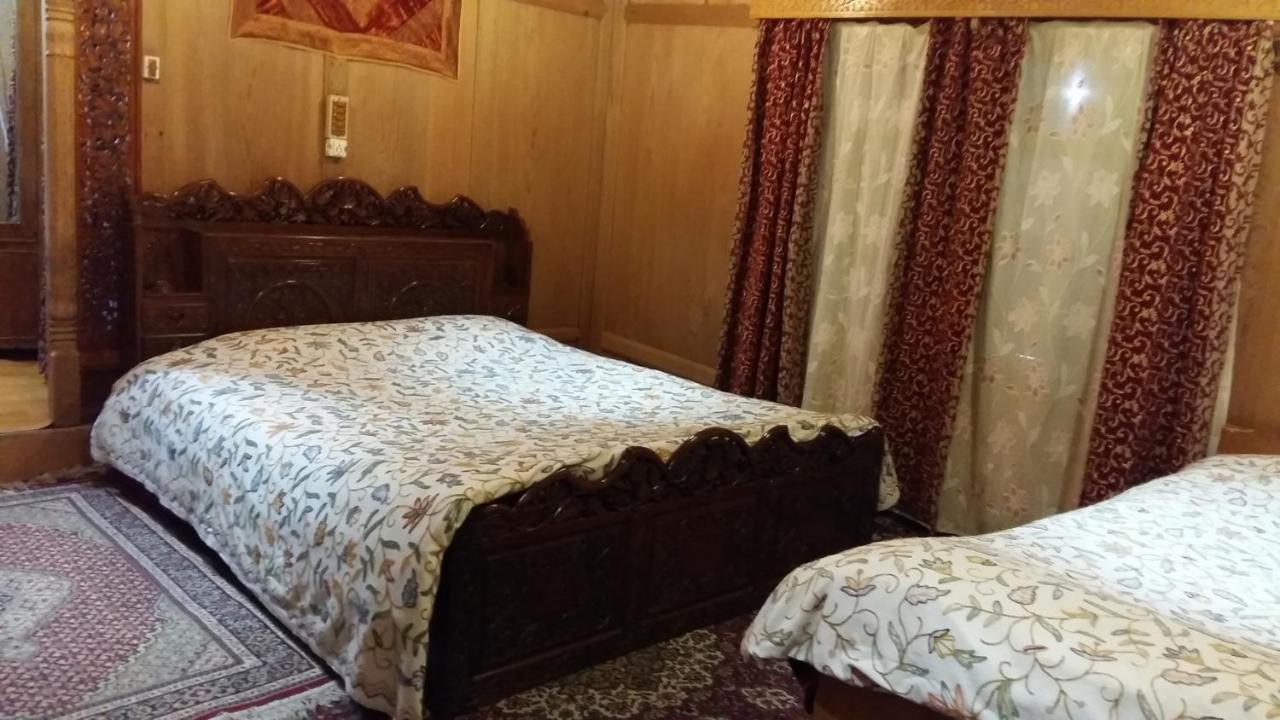 Houseboat Moon Of Kashmir Hotel Srīnagar Eksteriør billede
